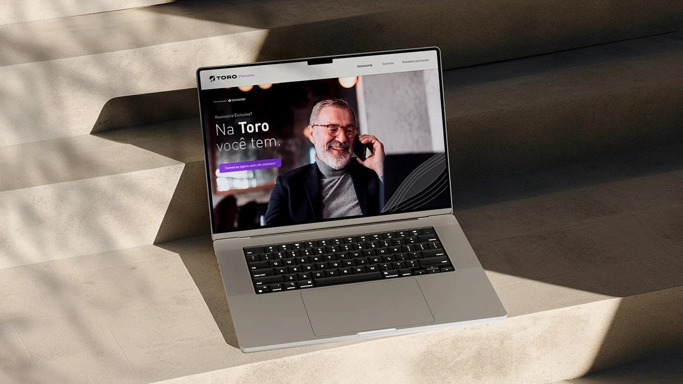 Landing page da campanha Cliente Exclusivo Toro Investimentos em mockup de laptop