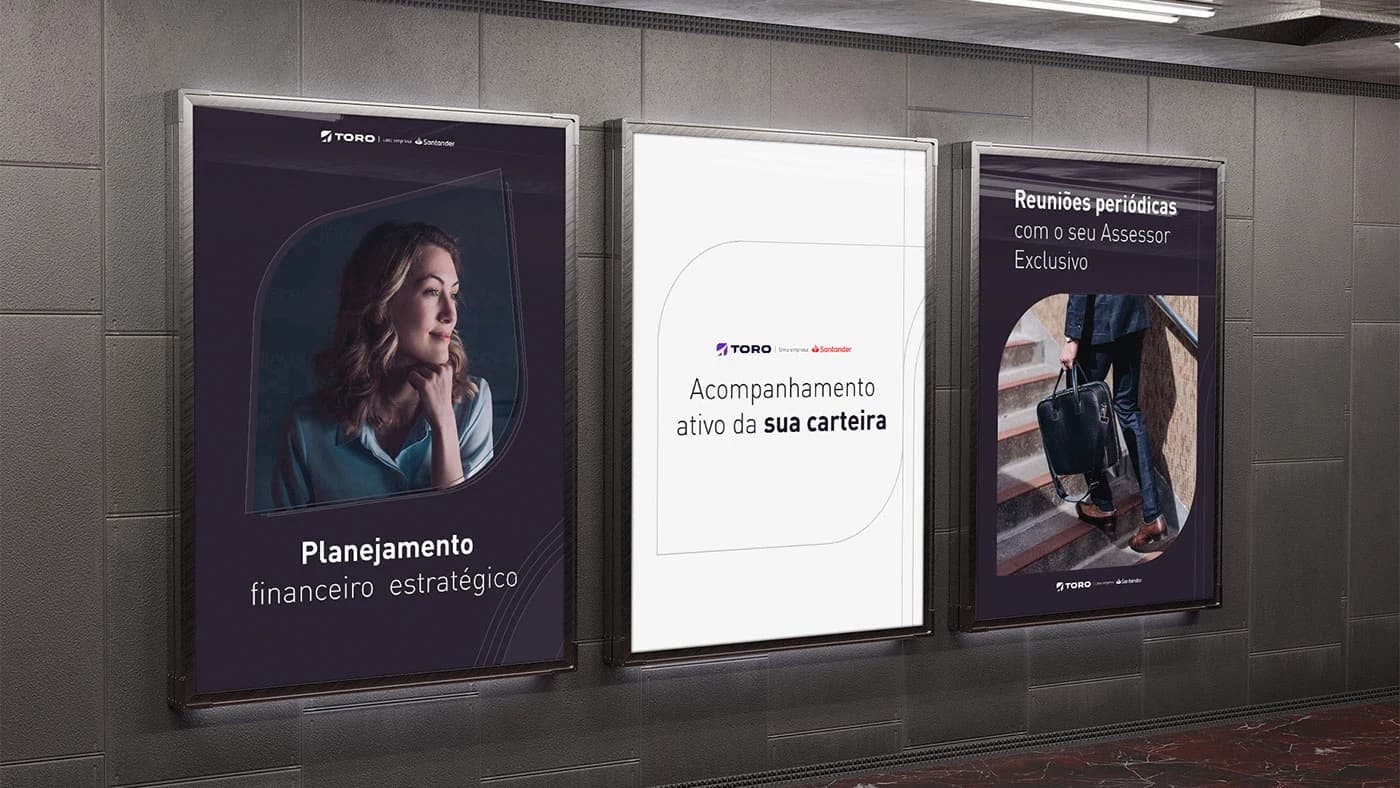 Painéis de mídia exterior da campanha Cliente Exclusivo Toro Investimentos em estação de metrô