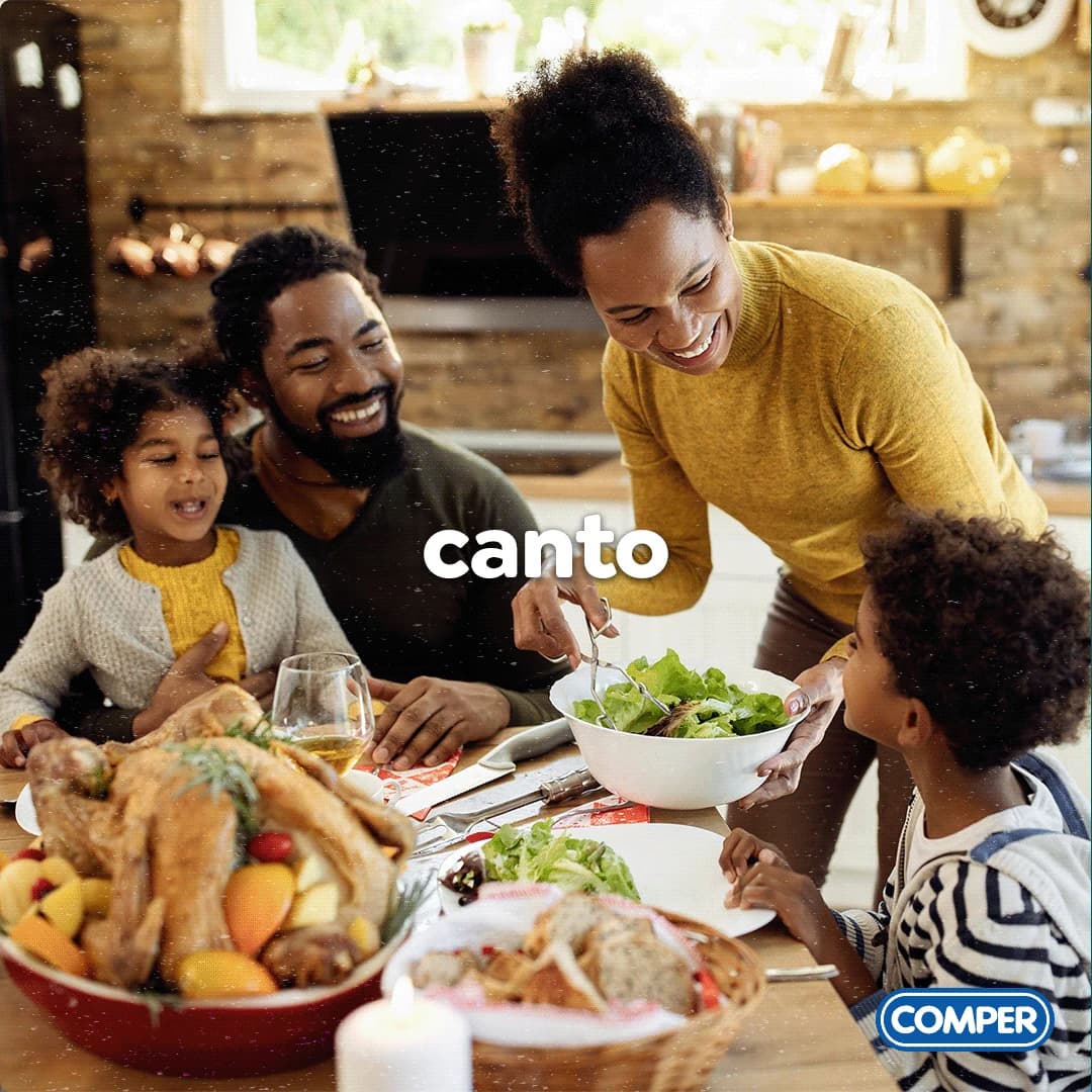 Painel canto com fotografia de família à mesa da campanha É da nossa raiz