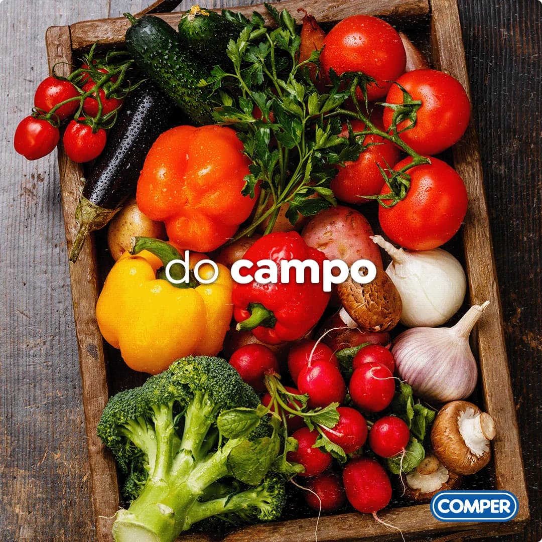 Painel do campo com fotografia de caixa de vegetais da campanha É da nossa raiz