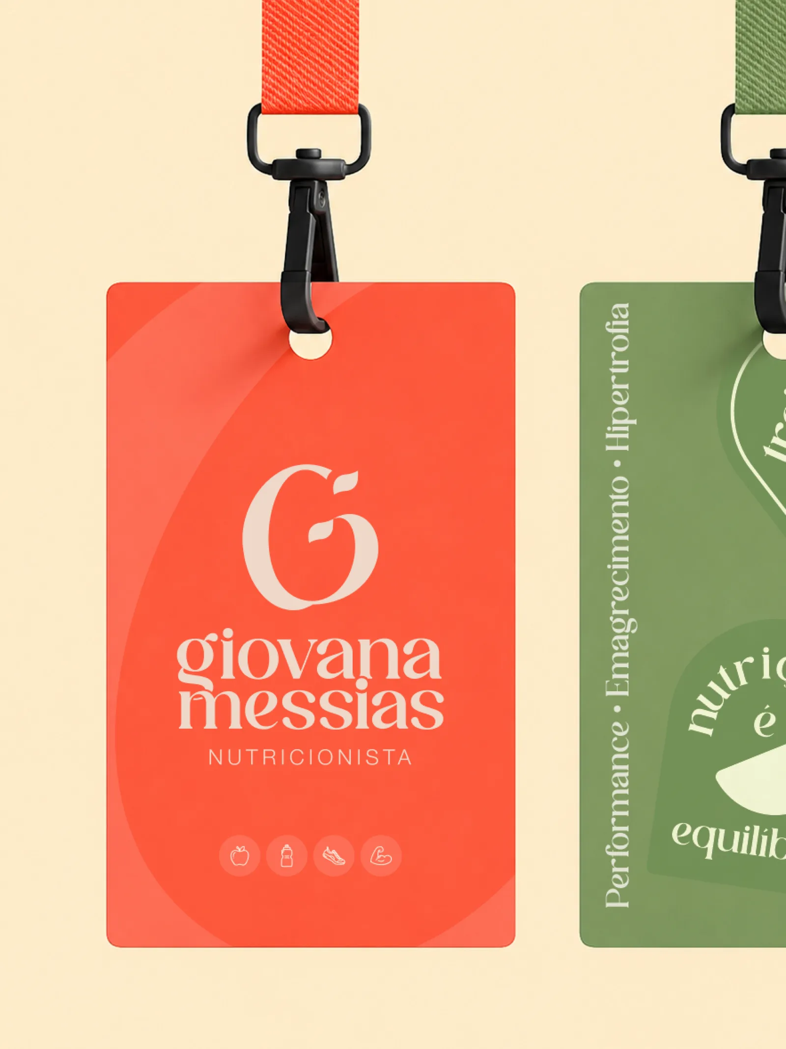 Crachás da marca Giovana Messias em vermelho e verde