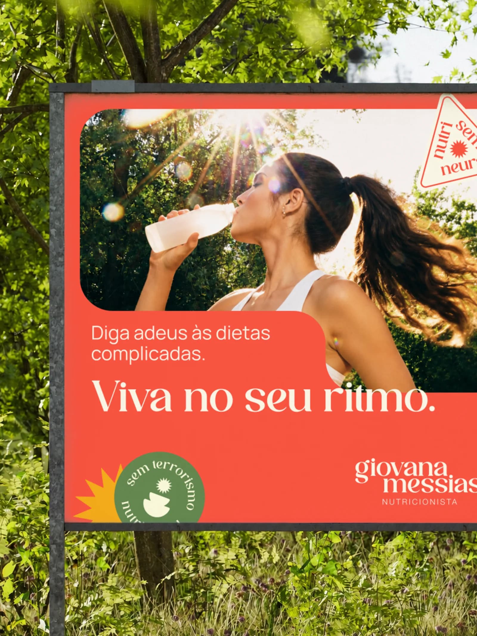 Outdoor da campanha Giovana Messias em meio a árvores