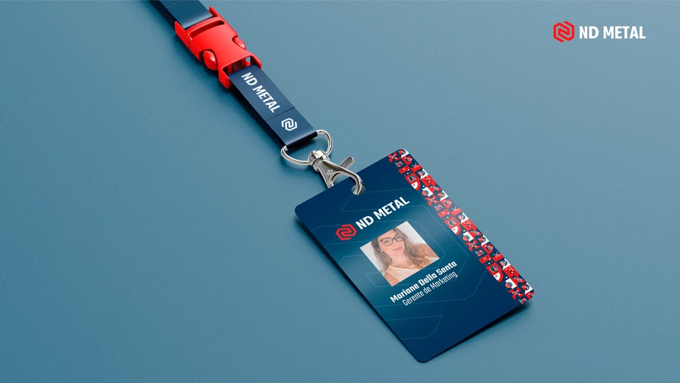 Aplicação da marca ND Metal em crachá e cordão de identificação