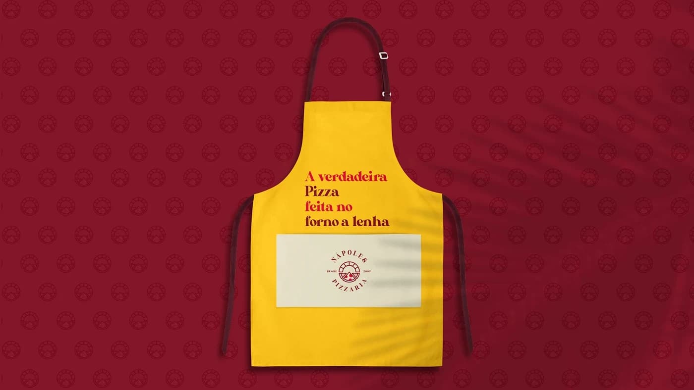 Avental amarelo com tagline e etiqueta da Pizzaria Nápoles